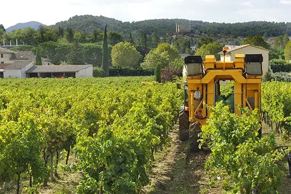 波克兰液压自主研发的葡萄园喷洒机